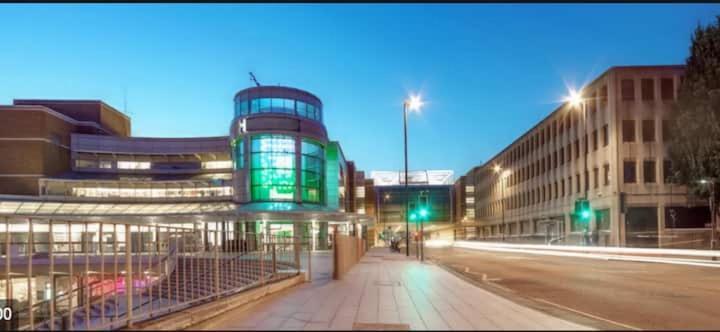 Best Price - Amazing 2 Bed 2 Bath - 4 Singles Or Super King Beds, 10 Min Walk To City Centre, 5 Minute Walk To Mayflower Theatre, Smart Tv, Ensuite, Balcony, Free Parking Southampton Kültér fotó